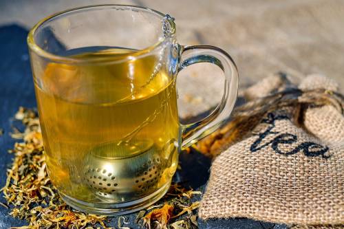 Tisane fredde, quali bere d'estate? Dalle più drenanti alle sgonfia pancia