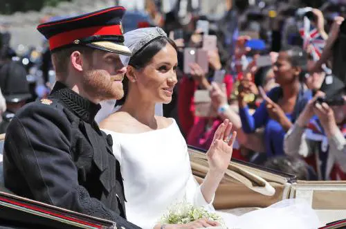 "Noi non ci comportiamo così". Il rimprovero di Elisabetta II a Meghan 