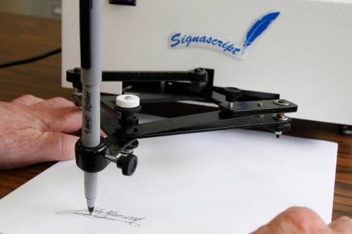 "Ne hanno abusato con Biden". Cos'è l'autopen al centro dell'indagine di Trump
