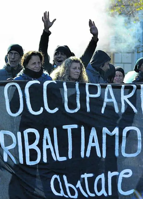 Occupazioni e agenti feriti: i numeri che la sinistra nega