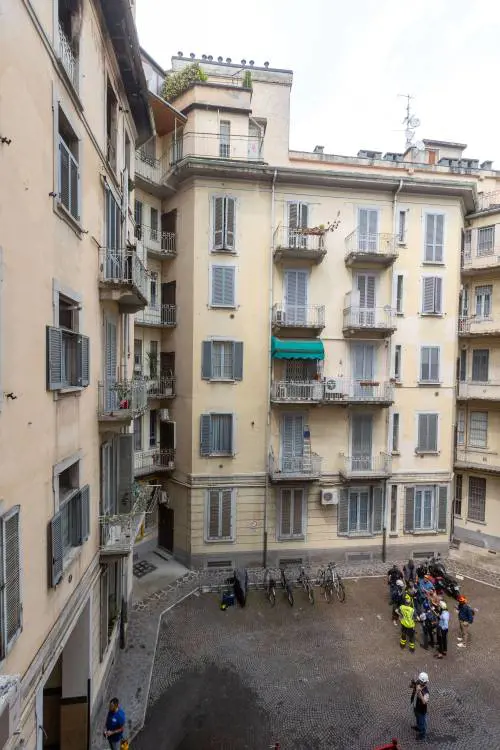 "Ci hanno fatti scendere sentivamo le sue urla. Si è gettata dal balcone"