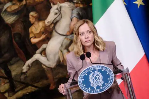 "Sì, vogliamo criminalizzare chi delinque". La stoccata della Meloni ai giornalisti di sinistra