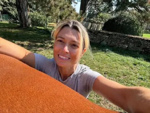 I sorrisi col nuovo compagno, le carezza alla figlia: Carlotta Mantovan ritrova la felicità