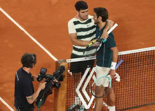 Roland Garros, Musetti si ritira: le lacrime e l'abbraccio con Alcaraz