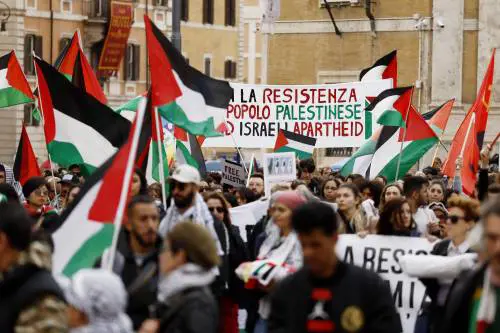 Ecco tutte le bugie che intossicano la piazza amica dell'islam radicale