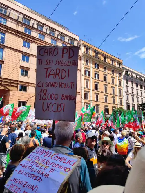 "No al genocidio", gli slogan in piazza a Roma. Contestato pure il Pd