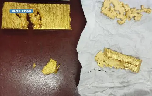 Ruba oro nella fonderia dove lavora. Incredibile: dove lo nascondeva 