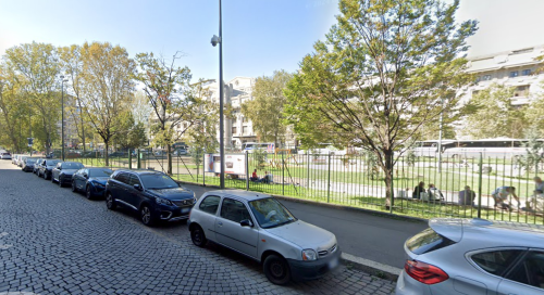 Marocchino aggredisce una 19enne al parco giochi e poi si spoglia: "Fallito il modello di accoglienza"