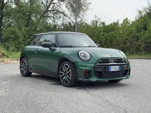 Nuova MINI JCW 2025: guarda il video in pillole della piccola sportiva inglese