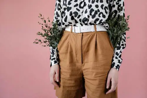 Camicia, quali sono le fantasie più adatte alle over 60 e come abbinarle