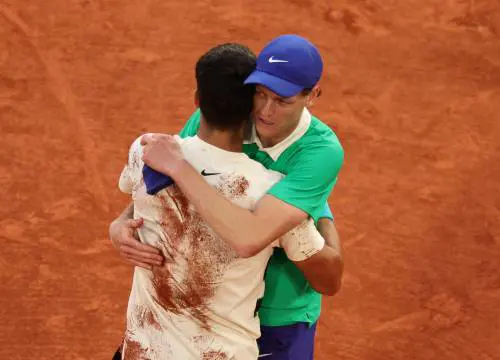 Alcaraz batte Sinner nella finale più lunga della storia del Roland Garros