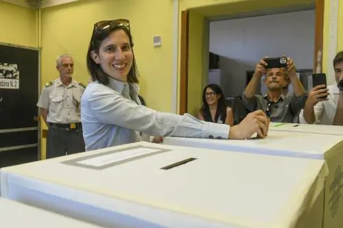 La sinistra sente aria di sconfitta. Schlein: "Vigiliamo sui seggi"
