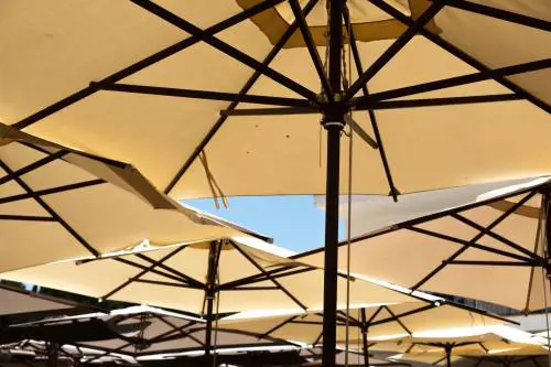 Da Roccella Jonica fino al Conero: spiagge low cost contro il caro-estate