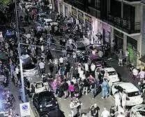 Non servono alcol dopo mezzanotte: lanciano sedie contro il pub
