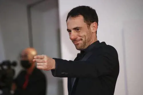Se per Elio Germano l'Italia è stata liberata grazie ai comunisti (e non dagli Usa)