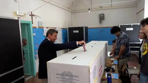 Imbarazzo per Calenda: va al seggio con la scheda elettorale piena (ma riesce a votare)