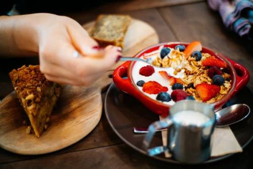 https://img.ilgcdn.com/sites/default/files/styles/md/public/foto/2025/06/09/1749476385-avena-e-frutta-pexels.jpeg?_=1749476385