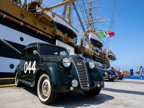 1000 Miglia 2025: tappa simbolica a Livorno tra auto storiche e Nave Vespucci
