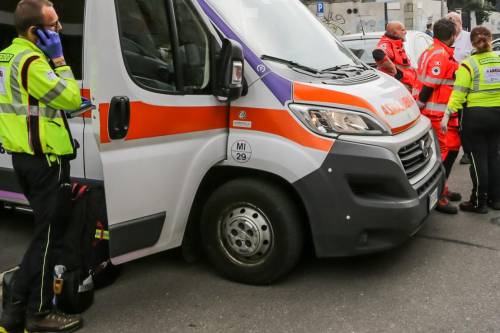 https://img.ilgcdn.com/sites/default/files/styles/md/public/foto/2025/06/09/ambulanza_incidente_fg_1-0-719949754.jpg?_=1749463203