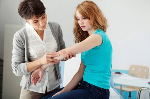 https://img.ilgcdn.com/sites/default/files/styles/md/public/foto/2025/06/09/dermatologo_psoriasi_free.jpeg?_=1749477602