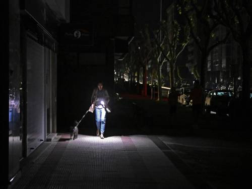 https://img.ilgcdn.com/sites/default/files/styles/md/public/foto/2025/06/09/spagna_blackout_donna_torcia_cane_afp.jpg?_=1749493203