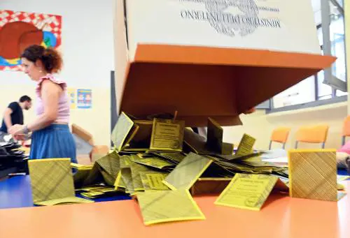 Ora la Lega rilancia: "Almeno 15-20 anni per diventare italiani. Lo dicono le urne"