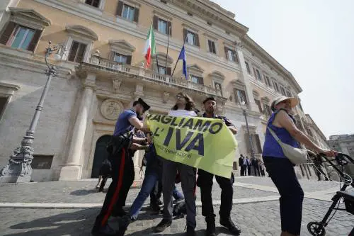 Blitz di Ultima Generazione, mille forbici davanti a Montecitorio. Attivisti portati via dai Carabinieri