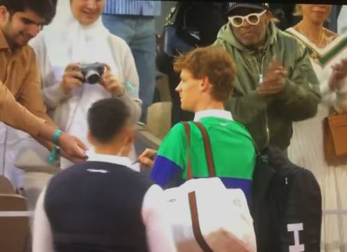 Chi è il regista con gli occhiali che Sinner ha snobbato al Roland Garros