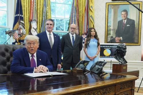 Trump: "Soldati ovunque ci saranno rivolte". E manda 9mila migranti a Guantanamo