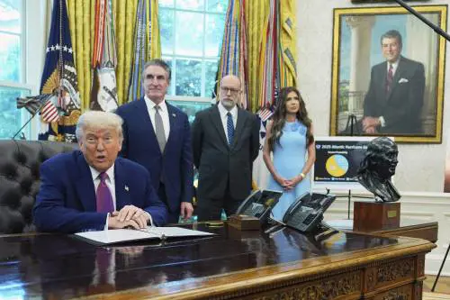 Trump: "Soldati ovunque ci saranno rivolte". E manda 9mila migranti a Guantanamo