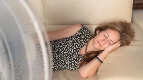 Dormire con il ventilatore acceso, tutti i rischi