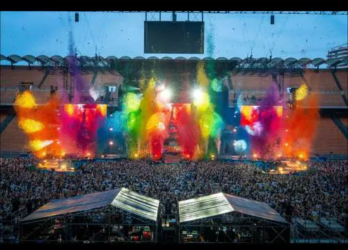 Pop, AI e commozione: San Siro vibra per la festa dei Pinguini Tattici Nucleari