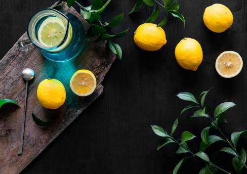 https://img.ilgcdn.com/sites/default/files/styles/md/public/foto/2025/06/10/acqua_limone_123rf_free.jpg?_=1749550502