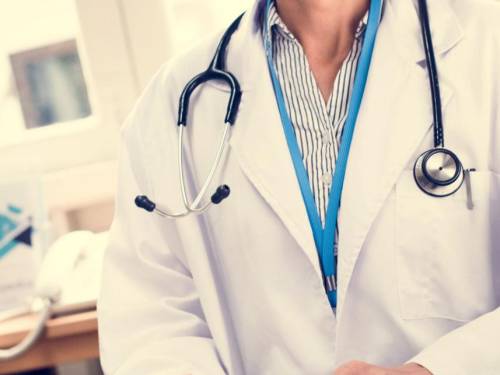 https://img.ilgcdn.com/sites/default/files/styles/md/public/foto/2025/06/10/medico_donna_123rf_free.jpg?_=1749555003