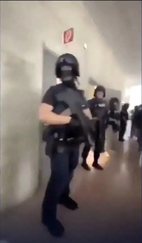 "Ho fatto finta di essere morto, sembrava un film dell'orrore". Il biglietto con la storia del killer