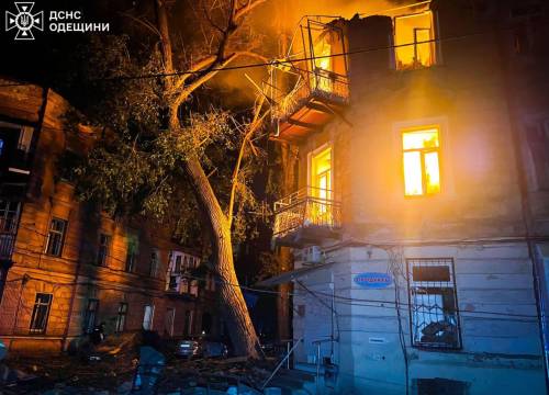 Raid russi contro Kiev e Odessa. Sanzioni Ue su petrolio e banche