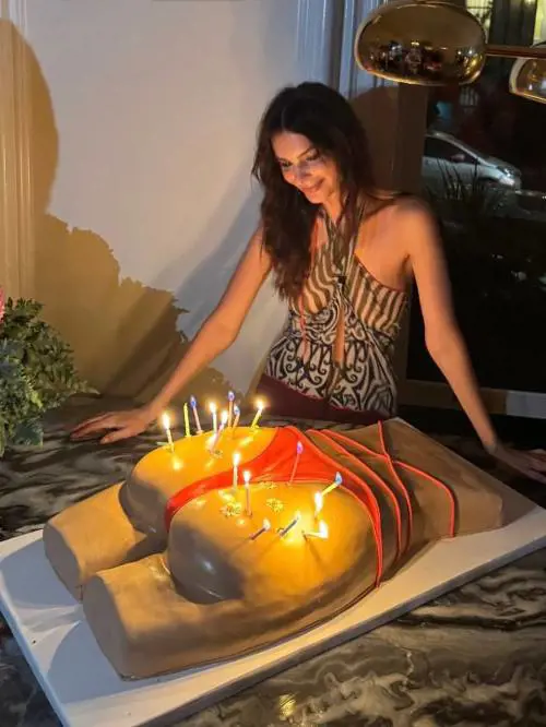 L'assurda torta di Emily Ratajkowski: cosa ha fatto scoppiare la polemica
