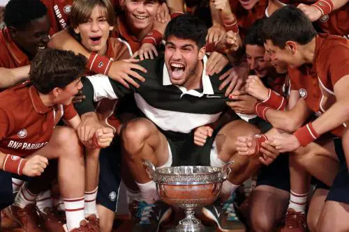 Ristorante e canzoni italiane: lo schiaffo di Alcaraz a Sinner dopo la vittoria al Roland Garros