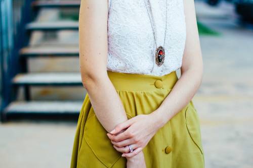 Gonne, 5 modelli per 5 outfit. Cosí il look over 50 per l’estate è fatto