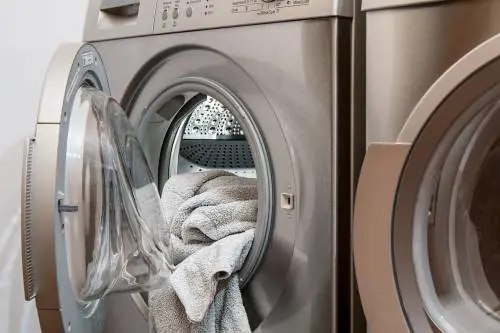 Tesoro, mi si sono ristretti i jeans: sette errori quando fai la lavatrice