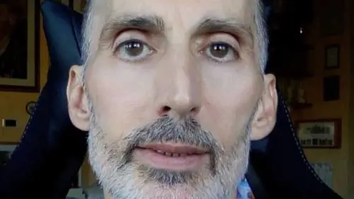 Chi era Daniele Pieroni, lo scrittore scomparso con il suicidio assistito: era affetto dal morbo di Parkinson 