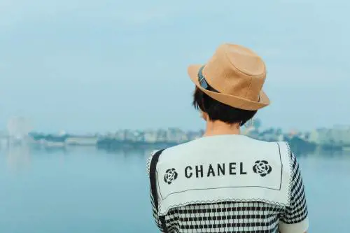 Le 5 regole di Coco Chanel valide a ogni età, anche per le donne over che vogliono sentirsi sempre eleganti