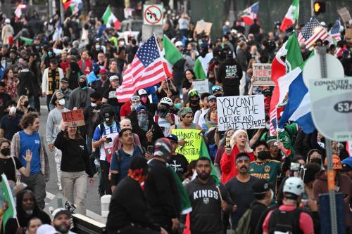 Rivolte a Los Angeles, espulso un italiano. Tajani: "Non andranno a Guantanamo"