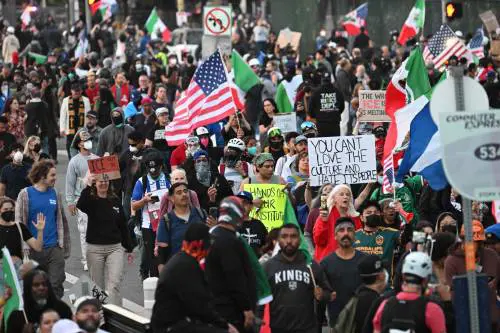Rivolte a Los Angeles, espulso un italiano. Tajani: "Non andranno a Guantanamo"