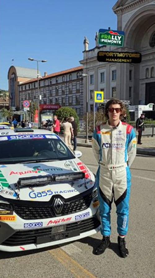 Esce di strada e si schianta contro un albero. Il campione italiano di rally Matteo Doretto muore a 21 anni