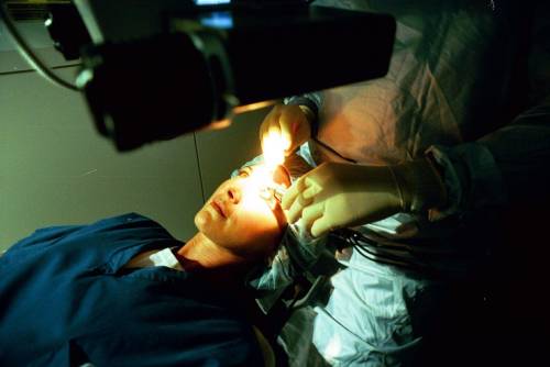 https://img.ilgcdn.com/sites/default/files/styles/md/public/foto/2025/06/11/operazione_oculistica_fotogramma.jpg?_=1749656702
