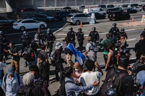 Migranti, guerra civile Usa. È "rissa" Trump-Newsom