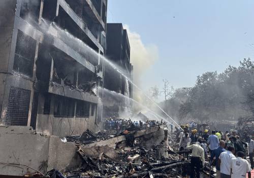 India, le foto del luogo dello schianto del Boeing 787
