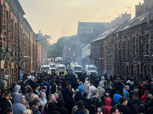 Rivolte anti-immigrati in Irlanda del Nord: esposte bandiere Uk per evitare attacchi