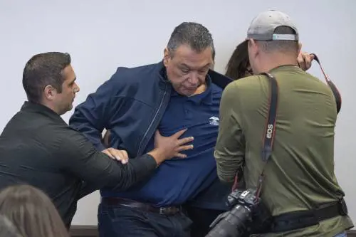 Usa, chi è il senatore democratico messo a terra e ammanettato durante una conferenza stampa